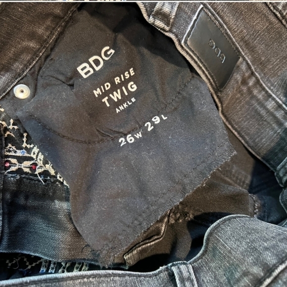 BDG Womens Jeans Sz 26 Embroidered Black Mid Rise Twig Ankle Fall Winter Boots - Picture 2 of 9